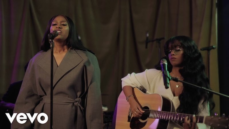 Jazmine Sullivan Performs Her “girl Like Me” Single Live With Her