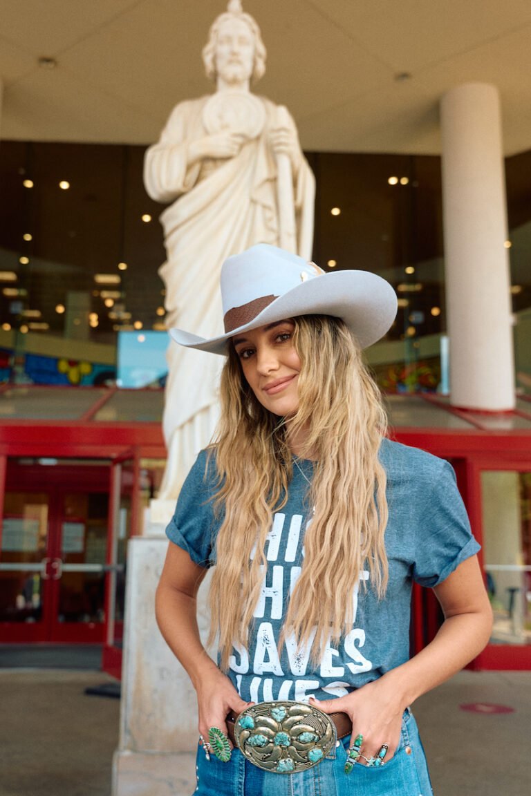 Lainey Wilson visits St. Jude Hospital press photo